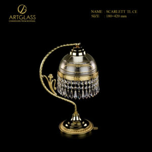 Mẫu đèn bàn SCARLETT TL CE mang phong cách cổ điển châu Âu, thân uốn cong mềm mại, đính pha lê lấp lánh sang trọng.