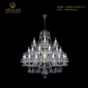 Vẻ đẹp hoành tráng của đèn chùm pha lê cỡ lớn Artglass ANDREA XXXVI CE, nổi bật với 36 bóng nến sắp xếp trên 3 tầng lộng lẫy và khung đồng mạ vàng.