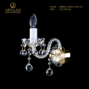 Mẫu đèn tường MIRKA I BALLS CE WL tạo điểm nhấn ánh sáng lung linh, phản chiếu qua các hạt pha lê tròn tinh tế phù hợp cho không gian nội thất cổ điển.