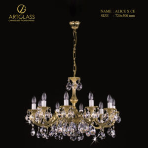 Vẻ đẹp cổ điển của đèn chùm pha lê ALICE X POLISHED CE với 10 bóng nến trên khung đồng thau mạ vàng, điểm xuyết bằng những hạt pha lê lấp lánh của Artglass.