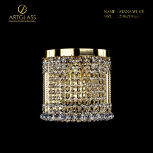 Chiếc đèn tường pha lê STANA WL CE được chế tác thủ công với các hạt pha lê xếp tầng trên khung đồng thau mạ vàng, phản chiếu ánh sáng rực rỡ.