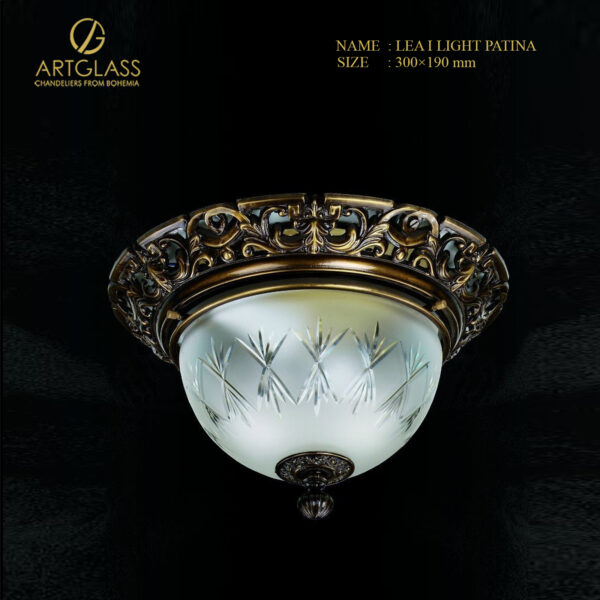den-op-tran-pha-le-lea-i-light-patina Cận cảnh đèn pha lê ốp trần LEA I LIGHT PATINA với chao đèn hình bát và khung đồng màu patina sáng mang phong cách cổ điển.