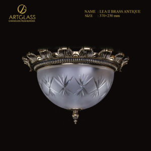 Cận cảnh đèn pha lê ốp trần LEA II BRASS ANTIQUE hình bát úp, chao đèn pha lê mờ khắc họa tiết và viền đồng thau màu vàng cổ.