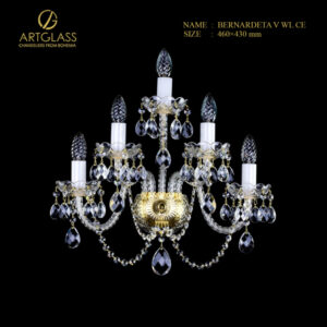 Đèn tường pha lê BERNARDETA V WL CE 5 bóng 40W, chế tác từ đồng thau mạ vàng và pha lê cao cấp, mang vẻ đẹp lộng lẫy và sang trọng.