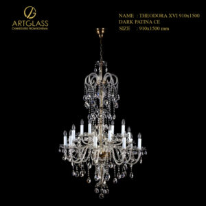 Đèn thả thông tầng pha lê THEODORA XVI 910×1500 DARK PATINA CE với 16 bóng 40W, thiết kế pha lê cao cấp và khung đồng thau mạ vàng patina, tạo không gian sang trọng và đẳng cấp cho đại sảnh.