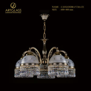 Đèn chùm pha lê CASSANDRA V BRASS ANTIQUE CE sang trọng với 5 bóng 60W, chất liệu pha lê cao cấp và đồng thau mạ vàng, thiết kế cổ điển tạo điểm nhấn tinh tế cho không gian phòng khách.