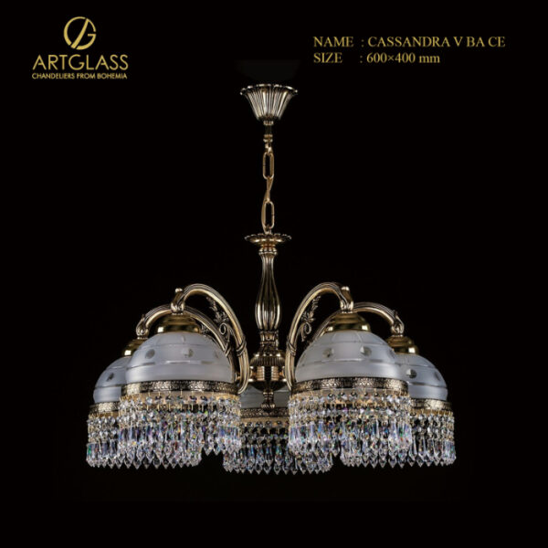 Đèn chùm pha lê CASSANDRA V BRASS ANTIQUE CE sang trọng với 5 bóng 60W, chất liệu pha lê cao cấp và đồng thau mạ vàng, thiết kế cổ điển tạo điểm nhấn tinh tế cho không gian phòng khách.