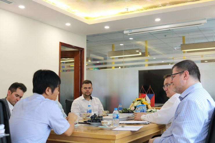Crystal Bohemia thăm và làm việc tại Công ty Đèn Pha Lê tại Việt Nam