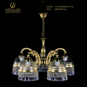 Đèn chùm pha lê Cassandra V Polished CE cao cấp, thiết kế sang trọng với 5 bóng đèn 60W, chao đèn tinh tế kết hợp pha lê và đồng thau mạ vàng, mang lại vẻ đẹp cổ điển và ánh sáng ấm áp cho không gian nội thất.