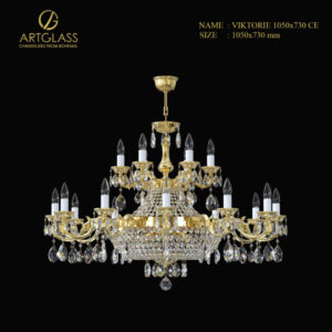 Đèn chùm pha lê VIKTORIE 1050×730 POLISHED CE với 24 bóng đèn, thiết kế đồng thau mạ vàng sang trọng kết hợp pha lê cao cấp, phù hợp trang trí biệt thự, sảnh lớn và khách sạn cao cấp.