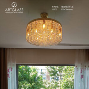 Đèn thả pha lê ốp trần Artglass Persida CE, kiểu dáng tròn với khung đồng mạ nickel và mành pha lê Tiệp Khắc cao cấp bao quanh.