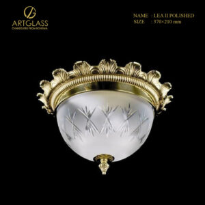 Đèn ốp trần LEA II POLISHED thiết kế cổ điển với khung đèn bằng đồng thau mạ vàng và chao đèn bằng thủy tinh mờ có họa tiết mài.