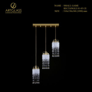 Đèn thả pha lê bàn ăn Artglass Small Game Rectangle, gồm bộ 3 đèn thả pha lê treo trên thanh ngang bằng đồng mạ vàng.