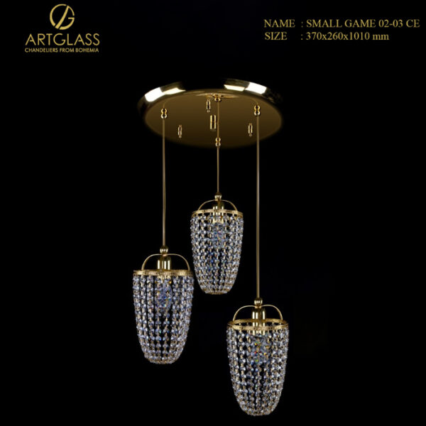 Cận cảnh bộ 3 đèn thả pha lê SMALL GAME 02-03 CE với chao đèn hình ly úp ngược, khung đồng thau mạ vàng và các chuỗi pha lê cao cấp.