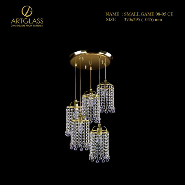 Đèn thả pha lê Artglass Small Game 08-05 CE, thiết kế dạng chùm 5 đèn thả pha lê treo so le từ đế tròn mạ vàng.
