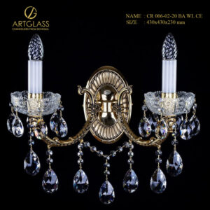 Cận cảnh đèn tường pha lê CR 0006/02/20 BRASS ANTIQUE CE gồm hai chao đèn pha lê bohemia và tay đèn uốn cong cổ điển, ánh sáng phản chiếu tạo nên không gian lãng mạn và đẳng cấp châu Âu.