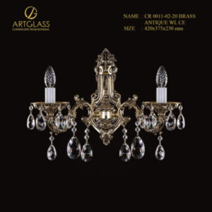 Đèn tường pha lê CR 0011/02/20 BRASS ANTIQUE CE dùng trang trí phòng khách, hành lang hoặc biệt thự, ánh sáng phản chiếu qua pha lê tạo hiệu ứng lung linh, mang lại vẻ đẹp quý phái và ấm cúng.
