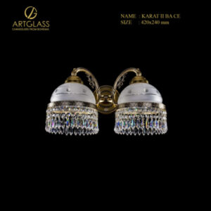 Đèn tường pha lê KARAT II Brass Antique WL CE với hai bóng 60W, khung đồng cổ điển và pha lê cao cấp, mang đến ánh sáng sang trọng cho không gian nội thất.