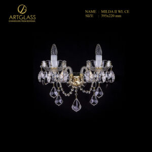 Đèn tường pha lê MILDA II WL CE của Artglass, thiết kế 2 tay đèn đối xứng, khung đồng thau mạ vàng với điểm nhấn là họa tiết hoa hồng tinh xảo ở trung tâm.