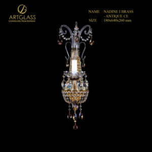 Đèn tường pha lê NADINE I BRASS ANTIQUE WL CE từ Artglass có thiết kế dáng dài, khung đồng thau mạ vàng kết hợp các hạt pha lê trong suốt và màu hổ phách.