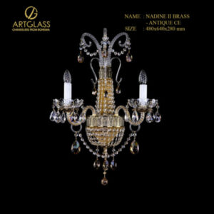 Mẫu đèn tường pha lê phong cách hoàng gia NADINE II BRASS ANTIQUE WL CE, thiết kế đối xứng sang trọng với các tầng pha lê Séc, phù hợp cho không gian sảnh lớn của biệt thự hoặc lâu đài.