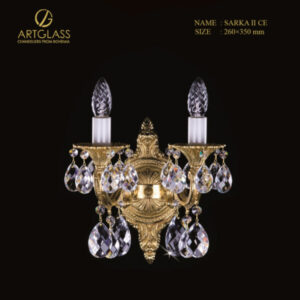 Đèn tường pha lê SARKA II POLISHED WL CE của Artglass, thiết kế 2 tay đèn đối xứng, tấm ốp tường bằng đồng thau mạ vàng và các hạt pha lê cao cấp.