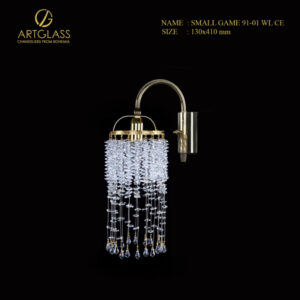 Cận cảnh đèn tường pha lê SMALL GAME 91-01 WL CE với chụp pha lê nhiều tầng và khung đồng thau mạ vàng, phản chiếu ánh sáng lung linh tạo hiệu ứng sang trọng cho bức tường.