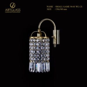 Đèn tường pha lê SMALL GAME 94-01 WL CE của Artglass, với chụp đèn hình trụ từ các dải pha lê và tay đèn bằng đồng thau mạ vàng.