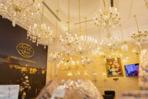 Hình ảnh showroom đèn pha lê Tiệp lớn nhất Việt Nam