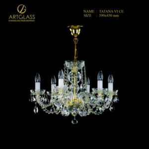 Đèn Chùm Pha Lê TATANA VI WHITE CE chính hãng Artglass Bohemia, thiết kế 6 bóng nến tinh xảo trên khung kim loại màu vàng, trang trí bằng hạt pha lê cao cấp lấp lánh.