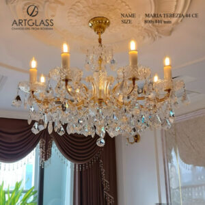 Hình ảnh thực tế đèn chùm pha lê ArtGlass Maria Terezia 44 CE khung mạ vàng, được lắp đặt trên trần thạch cao trong không gian phòng khách sang trọng.