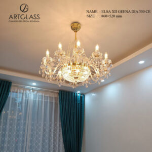 Hình ảnh thực tế đèn chùm pha lê Classic ArtGlass Elsa XII Geena Dia 350 CE khung mạ vàng, được lắp đặt trên trần thạch cao trong không gian nội thất hiện đại.